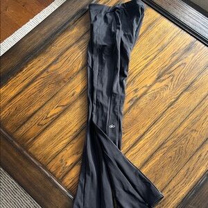 Women’s like new Alo yoga Black Leggings zip-it Flare XS